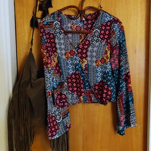 Gina Tricot topp blus 36 boho hippie - Säljer en jättesöt topp från Gina. Strl 36. Aldrig använd, den har bara hängt i garderoben. Grymt snygg till ett par höga brallor eller kjol. Byxor i samma mönster finns för den som är intresserad, strl Small. Hör av dig om du vill köpa. Köparen står för frakten. Pussokram från Loppan ✨