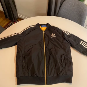 Adidas bomberjacka  - Säljer min älskade adidas bomberjacka pga den har blivit för liten för mig 😩 använd ett fåtal gånger och väldigt sparsamt så väldigt bra skick ! Lappen med storleken står inte kvar men skulle gissa på att det är en S/M. Köparen står för frakt😌