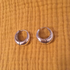 Hm örhängen  - Silverpläterade men missfärgade på sina ställen. Ca 2,5 cm i diameter mätt från örhängets yttersida