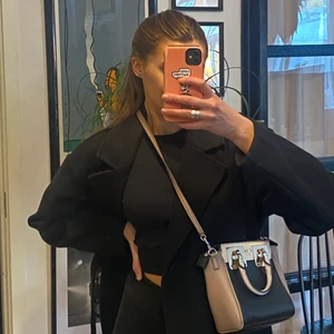 Guess handväska  - Guess väska i fint använt skick! Nypris ca 1500. 