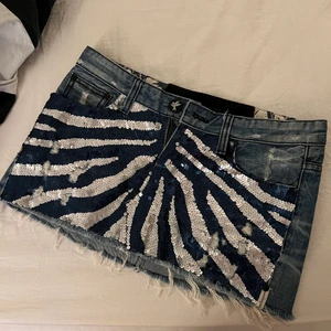 One teaspoon jeanskjol med paljetter - Finaste jeanskjolen från One teaspoon!!!                              Jeanskjol med paljetter i form av zebramönster.                 Tyvärr för liten för mig😢 Storlek 8 vilket ungefär motsvarar storlek 32/34 i detta fallet beroende på passform skulle jag säga! Den är ganska kort så man får inte ha för stor rumpa😅 Nypris ligger runt 899kr