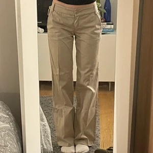 Beiga kostymbyxor🎞 - Har sytt in midjan själv, så de passar mig som har 25 i midja ungefär. Jag är 160 ungefär
