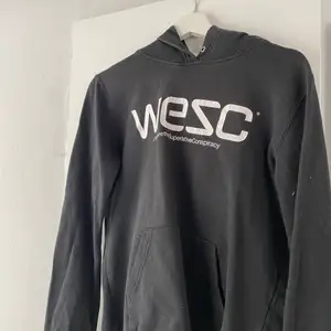 Svart hoodie från wesc, skön och snygg 