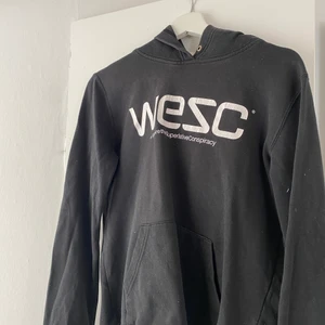 Hoodie - Svart hoodie från wesc, skön och snygg 