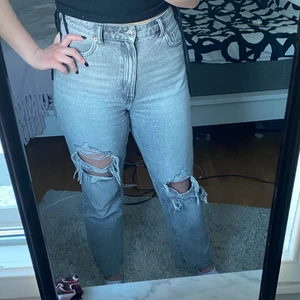 Gråa håliga jeans - Frakt tillkommer, men bor du i Uppsala kan vi mötas upp istället. 