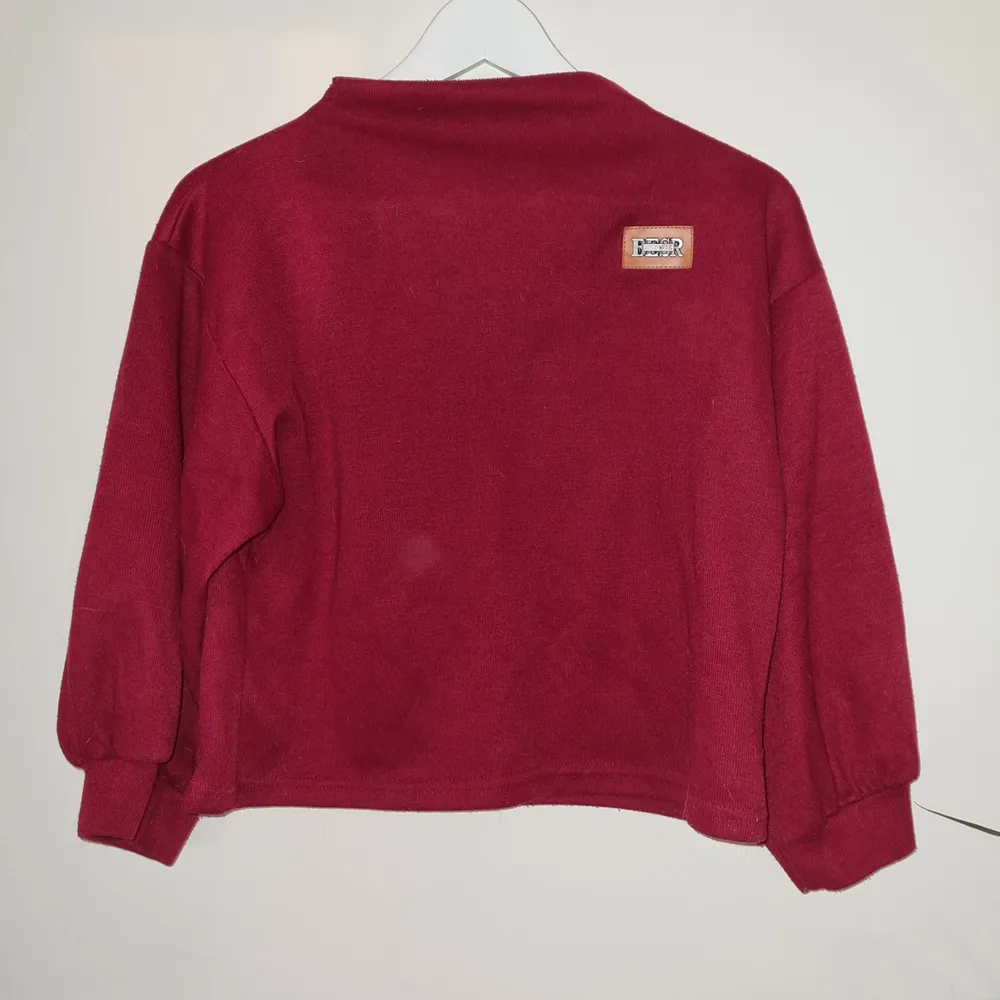 Size M, wine red. Used, no damage to garment, some discolouration on the tag. Skjortor.