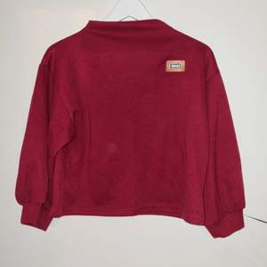 Size M, wine red. Used, no damage to garment, some discolouration on the tag