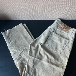 Vintage beiga manchesterbyxor - Levis  - Ett par beiga vintage Levis i manchestertyg jag köpte i Amsterdam för några år sedan. Sparsamt använda av mig, men lite slitna såklart av tidigare användare. Men då blir de ju bara snyggare! Förtjänar en ny ägare nu, då de endast ligger i min byrå nu förtiden, tyvärr. Köpare står för frakt! Samfraktar gärna :) står 30/32 i storlek men passar mig som varierar mellan 25/26 i byxor.