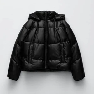 Ouiltad jacka i skinnimitation svart - Slutsåld 🖤svart jacka från zara🖤 syns inte att den är använd 