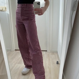 Monki byxor  - Byxor från Monki i bra skick då de endast är använda en gång🦋✨