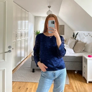 Blus från Armani - Mörkblå halvlångärmad blus från Armani Exchange i strl S. Knytning bak i nacken. Finns möjlighet att mötas upp för köp i innerstaden. 