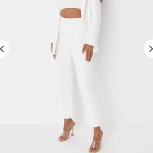 Vita kostymbyxor  - Vita byxor i strl 38 från missguided. Väldigt bekvämt material och perfekta till sommaren/fester. Aldrig använda.