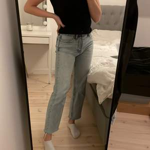 Snygga jeans från Zara i storlek 34💞💞 köparen står för frakten☺️