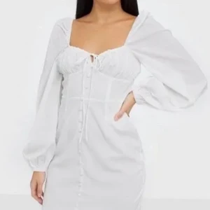 Studentklänning - Ännu en studentklänning. Den är ifrån glamorous i storlek 38 men passar mig som brukar ha 36. Köpt på Plick, aldrig använd utav mig och är i bra skick.