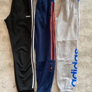 Adidas byxor  - Träningsbyxor, märke Adidas, i väldigt bra skick. Inga skador. Storlek 150. 