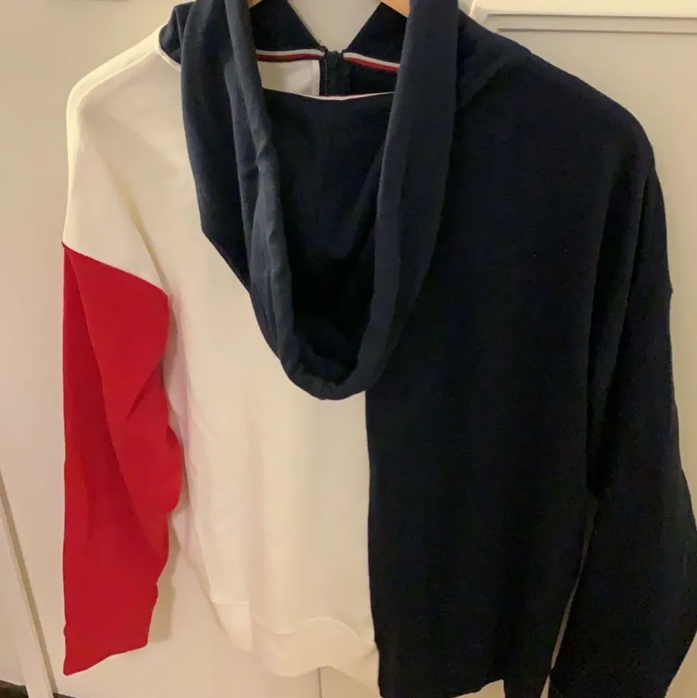 Snygg zip up hoodie från Tommy Hilfiger. Hoodies.