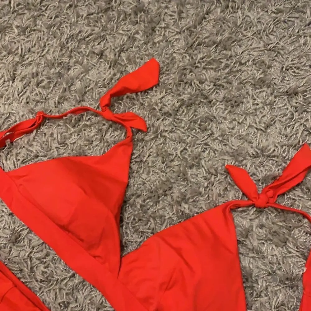 En fin röd bikini med högmidjad bikini trosa. Denna är tyvärr för stor för mig så får ingen användning av den. Trosan är i storlek S och överdelen är i storlek 46.. Övrigt.