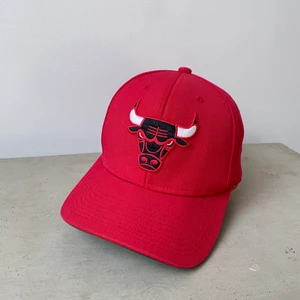 Chicago bulls keps - Röd Chicago bulls keps, betalning sker via Swish & köparen står för frakten!<3