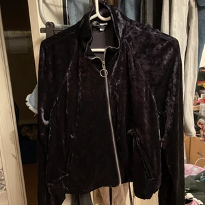 Kofta i sammet - Jätte fin och skön kofta i mörk blålila sammet. Snöre nertill runt midjan som man kan dra åt om man vill. Endast använd ett par gånger och sedan har den bara hängt i garderoben. Hund finns i hemmet!