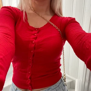 Gullig röd kofta❣️ - Superskön kofta ifrån Atomsphere(?).. fick av mor min därav lite oklart märke! Den är i strl S men skulle säga att den är lite åt M hållet. 