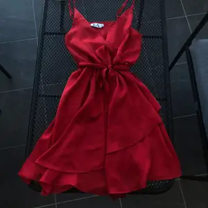 Säljer denna röda klänning från NA-KD som jag köpte jättelängesen, inte använd så mycket då den ej passar mig så bra. Storlek 36, ser extremt liten ut men väldigt stretchig i midjan :)