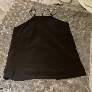 Linne med små band - Svart linne med småa band, i strl Xs-S. 