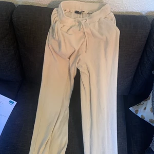 Mjukisbyxor bershka - Säljer dom här mjukisbyxorna då de inte kommit till användning. Endast använda ett fåtal gånger, bra skick!!🤍🤍🤍