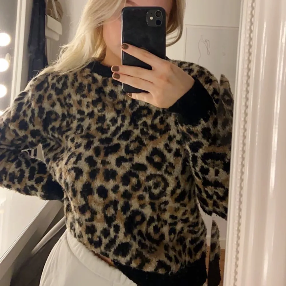 Jättemysig stickad tröja med leopardmönster, köpt för längesen så tror inte den finns kvar att köpa, säljer då den inte kommer till användning längre, passar XS/S. Stickat.