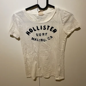 Hollister tshirt  - T-shirt köpt från hollister i strl XS och bra skick. 