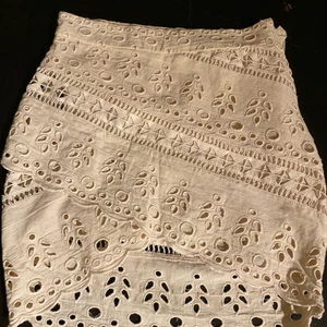 Kjol - Kjol i nytt styck Aldrig använt. Köparen står för frakten. 