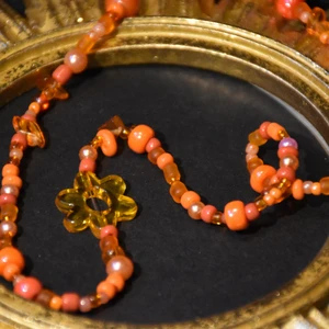 Pärlhalsband  - Orange pärlhalsband med en väldigt rolig och annorlunda vibe :) 