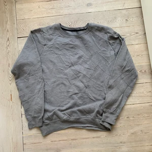 Grå tjocktröja - Inte taggad, skick:9/10. Baggy fit. Passar M/L.