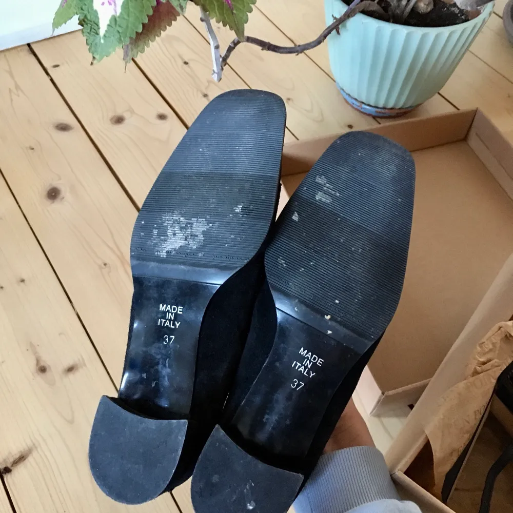 Skor från inwear i svart mocka. Köpta second hand i Köpenhamn. Vintage i stilen, storlek 37, tänk på att de är små i storleken och tillåter endast smala fötter . Skor.