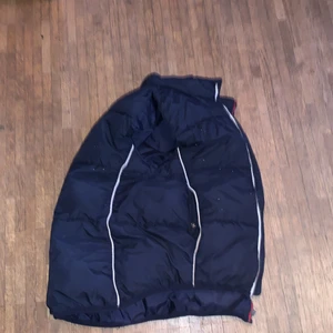 Hm väst - Skitsnygg hm väst som är i storlek 146 men passar s. Skitsnygg passform och säljs för att jag har skaffat en ny. 