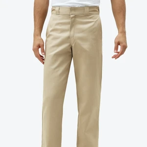 Dickies byxor oanvända  - Byxor från dickies köpta på carlings. Oanvända med lappen kvar. Köpta på killavdelningen men sitter även skitsnyggt på tjejer!! Storlek 30x32