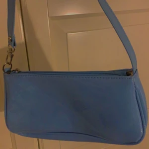 Fin blå sommarväska💙 - En skitfin helt oanvänd väska i färgen blå som passar perfekt nu i sommar jag har massa andra likadana i andra färger som är till salu ifall ni gillar den💙 kan både mötas och skicka!💕