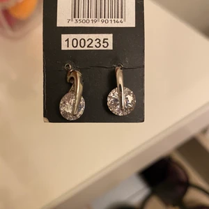 Örhängen  - Säljer dessa nickelfria silvriga örhängen jag fick i present men aldrig haft på mig tyvärr. 😇