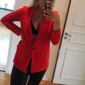 Röd kavaj/blazer - Säljer min röda kavaj/blazer, strl 34 (från GinaTricot). Använd endast en gång och är fortfarande som ny. Passar både till fest och vardags ❣️🎈🥰 Ordinarie pris 499 kr. 