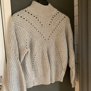 Stickad tröja  - Grå super mysig Stickad tröja från Cubus, i storlek s, 