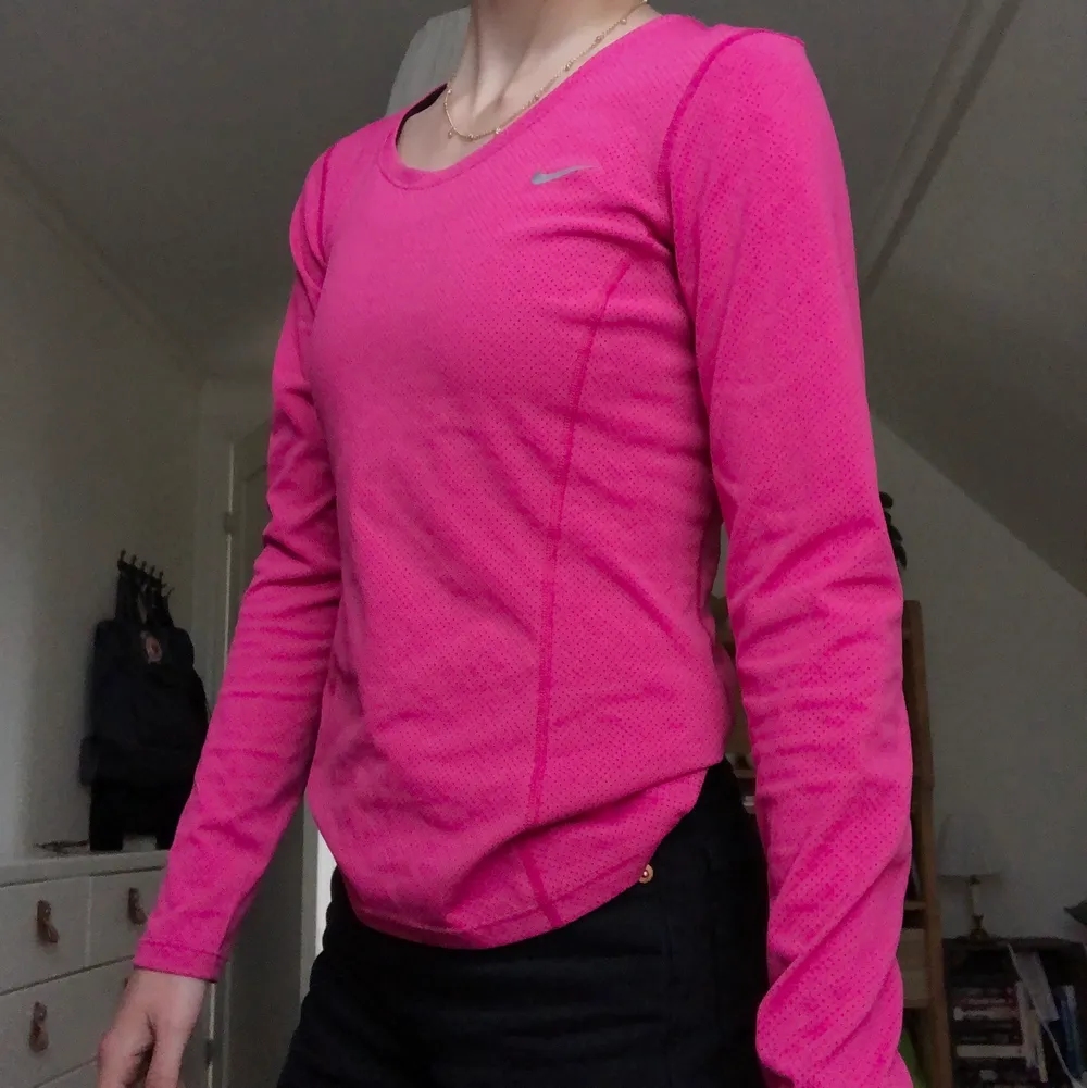 Långärmad rosa träningströja från Nike i funtionsmaterial. Figursydd. Strl. XS. Knappt använd!! Gratis frakt. . Hoodies.