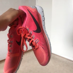 Nike tanjun, skor  - Säljer sällsynta Nike tanjun skor i korall/neon orange färg med reflex på märket, finns ej på Nike hemsidan. Använda  ett par gånger, men så gott som nya. Säljs för dom är för små. Lite smutsiga, men går att tvätta bort. Köptes för 599kr. Kunden står för frakten! 💞