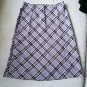 Rutig lila kjol från Humana - Söt pennkjol från Humana som ger Clueless-vibes, tyvärr är den numera lite för liten för mig. Står ingen storlek men tippar på 38-39? Den är rätt stretchig också vilket är skönt!