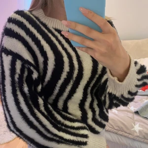 Stickad tröja  - Jättemysig men har aldrig använt eftersom att det inte riktigt är min stil. Perfekt att ha till kjol på sommarkvällar. Den är som ny.