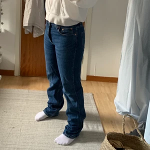 Midwaist jeans - Säljer mina fina jeans i mörk denim från zara. De är midwaist och supersnygga på, men har tyvärr för många jeans :( de är i storlek 40 men passar bättre på 38