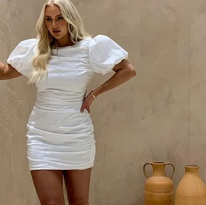 klänning - Säljer nellys slutsålda ”the cutest ruched dress” storlek 36, perfekt studentklänning.