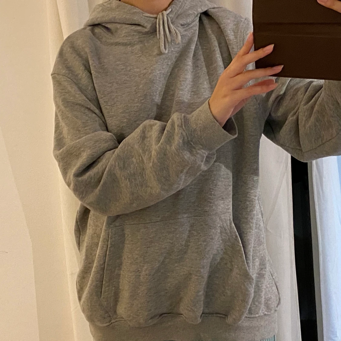 Grå hoodie