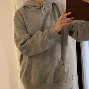 Grå hoodie - Grå hoodie. Toppen skick! Strl L, har vanligtvis s/m💕 Köparen står för frakt! Hör gärna av dig ifall du har några frågor☺️