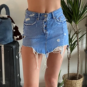 Mini Jeanskjol från Zara - Den är lite kort, men väldigt söt. Storlek S. 