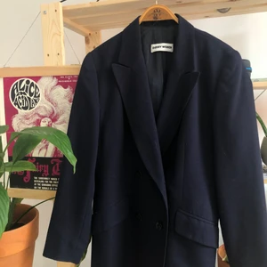 Fin Gerry Weber kavaj - En fin vintage dubbelknäppt kavaj från märket Gerry Weber, knappt använd av mig själv då det är små. Kavajen själv är gjort av 55% polyester och 45% ren ull. Har en mindre sy defekt som kan inte ses.