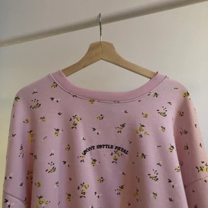 Oversized tröja - Superfin oversized och mysig tröja. Tryck med gula blommor och texten ”Don’t settle petal”.                                            En liten blå fläck under texten. Var där när jag köpte tröjan, kanske går bort med fläckborttagning.       Köparen betalar frakt.